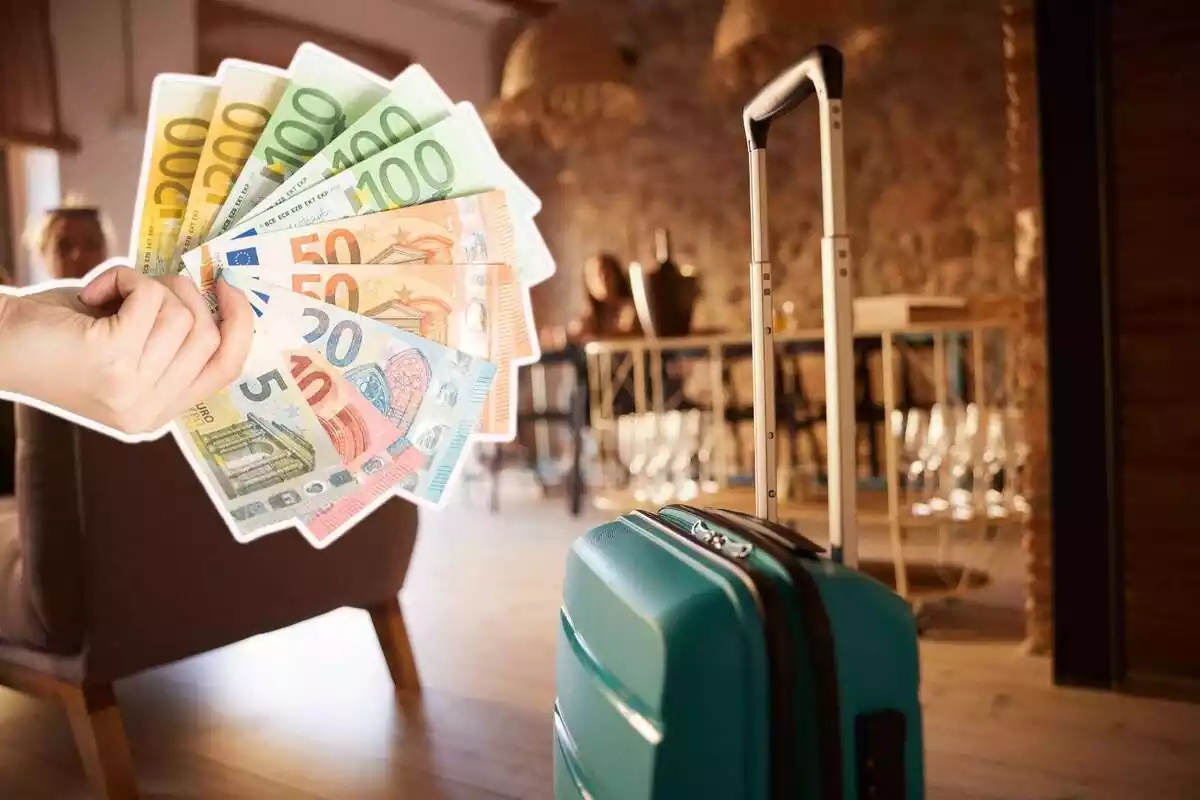 Imatge de fons d´un lloguer de vacances amb una maleta i una imatge superposada d´una persona amb molts bitllets d´euro a la mà