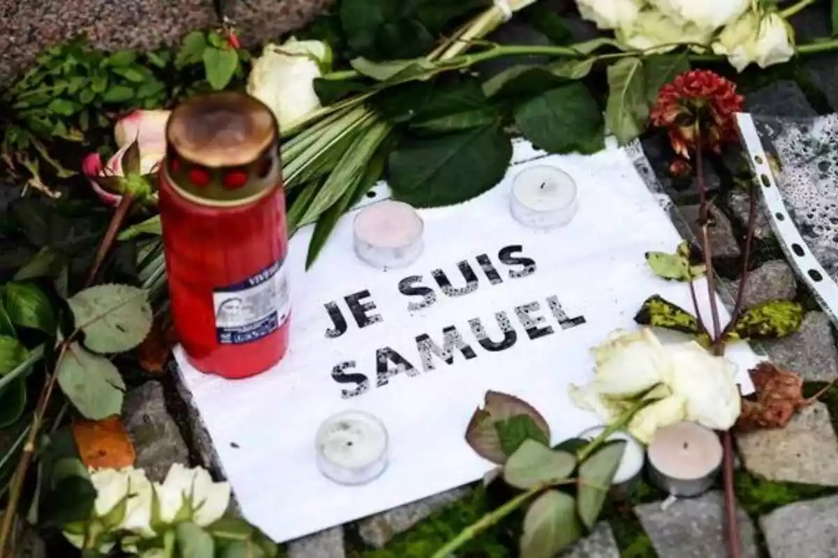 Altar improvisat al carrer Samuel Paty, el professor assassinat a França a l'octubre de 2020 Altar improvisat al carrer Samuel Paty, el professor assassinat a França a l'octubre de 2020