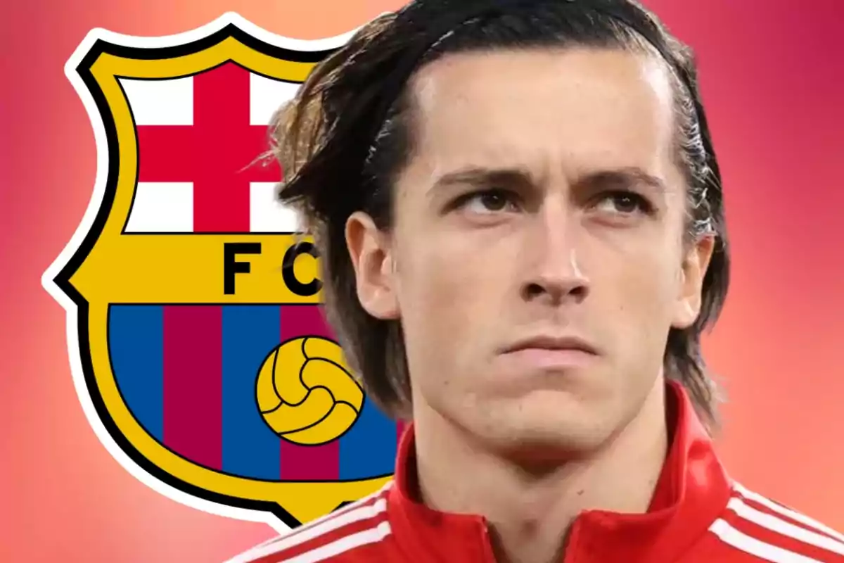 Futbolista amb expressió seriosa vestint un uniforme vermell davant de l’escut del FC Barcelona sobre un fons degradat vermell i taronja