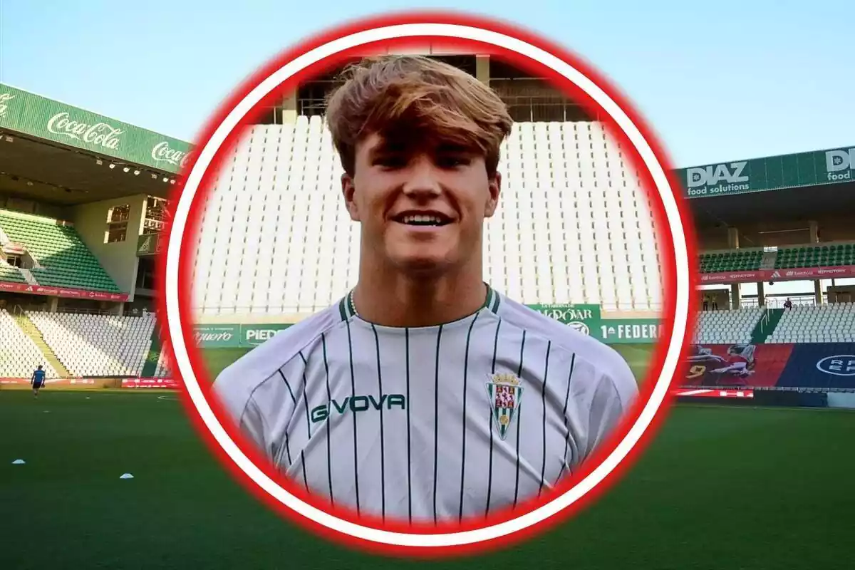 Álvaro Prieto, futbolista juvenil del Còrdova FC, amb l'estadi de fons