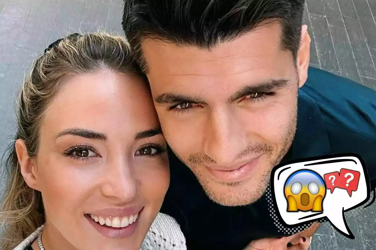 Una pareja sonriente, formada por Alice Campello y Álvaro Morata, se toma una selfie desde arriba con un emoji sorprendido en la esquina.