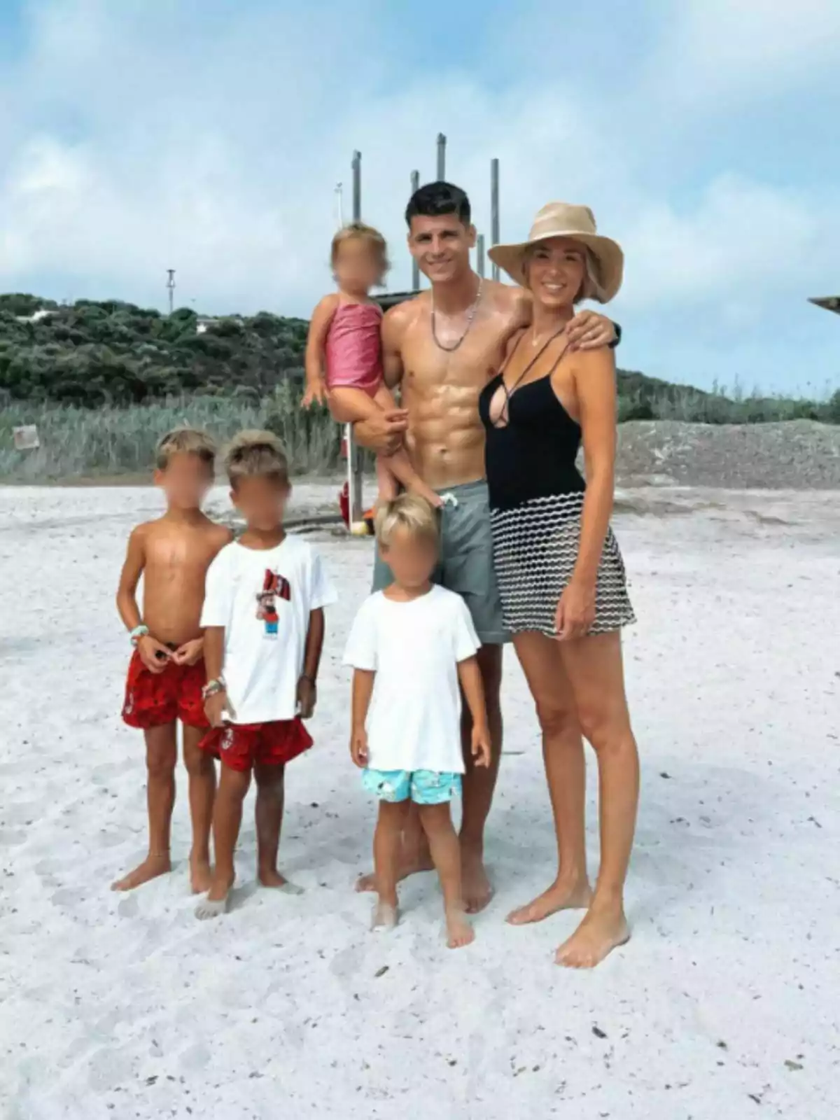 Alvaro Morata e Alice Camilo pensam na praia com o mar e o fundo vegetal com seus filhos. Álvaro Post no Instagram em 21 de julho de 2024