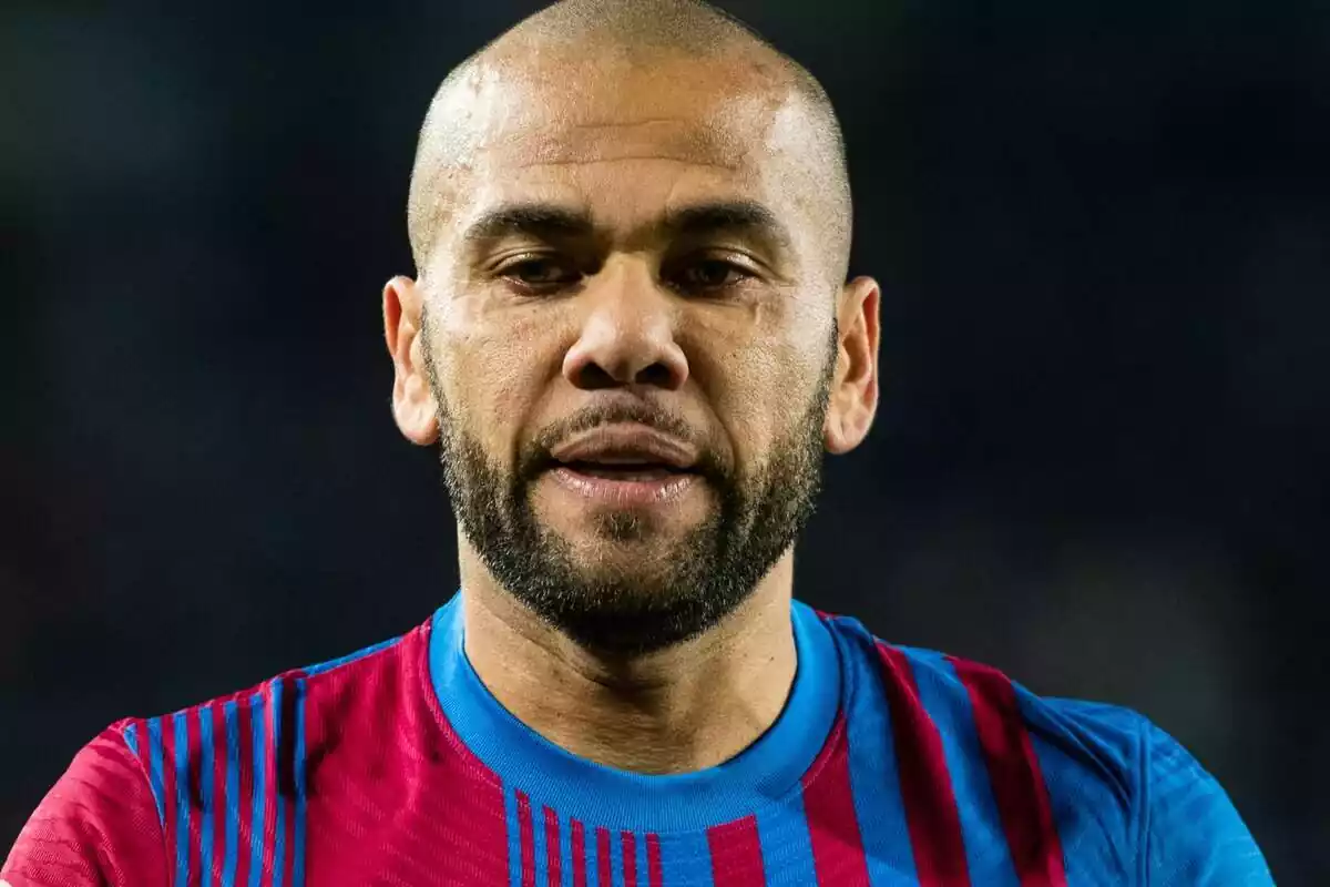 Dani Alves amb la samarreta del FC Barcelona mirant a terra