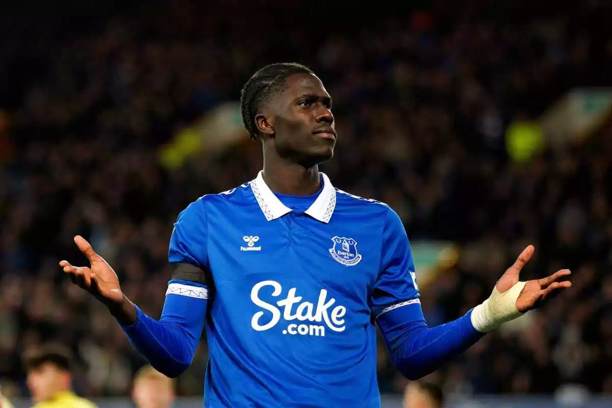 Amadou Onana amb la samarreta de l'Everton fent un gest amb els braços d'incredulitat