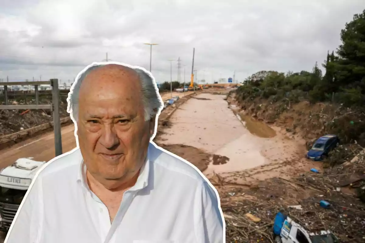 Un home gran amb camisa blanca superposat sobre una imatge d'un paisatge afectat per inundacions amb vehicles danyats i runes.