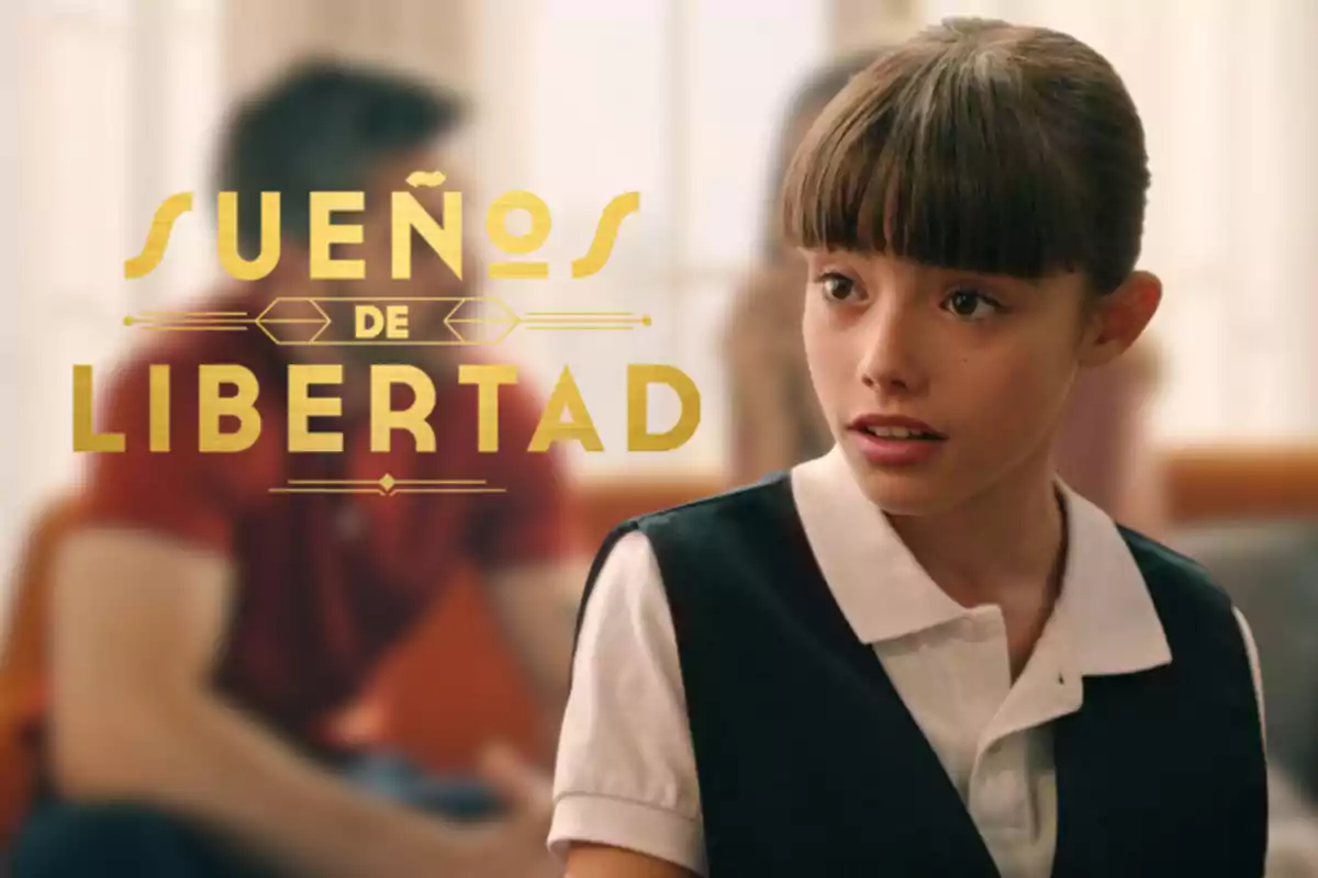 Amanda Cárdenas amb uniforme escolar apareix en primer pla mentre el text "Sueños de Libertad" es mostra en lletres daurades al costat.