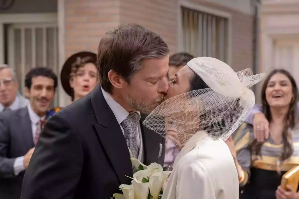 Captura d''Amar es para siempre' amb Marcelino i Manolita besant-se el dia del casament