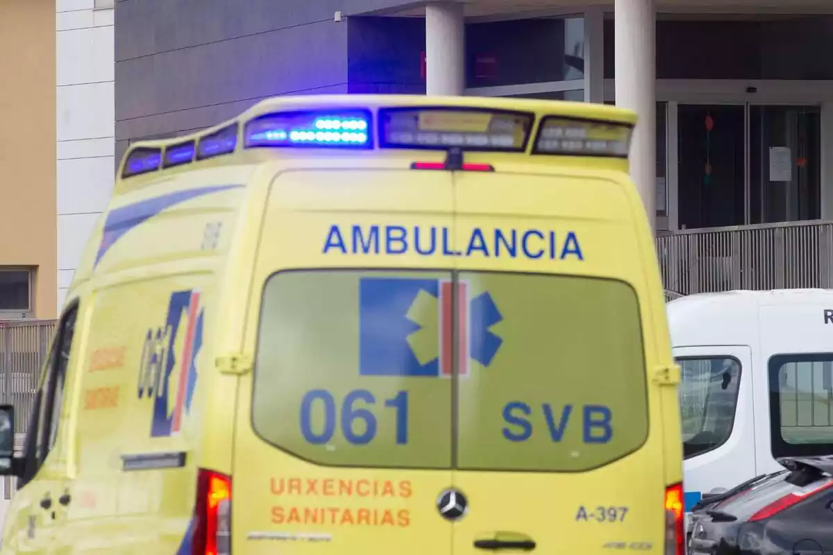 Una ambulància de la Xunta de Galícia de color groc i amb diversos textos escrits a sobre