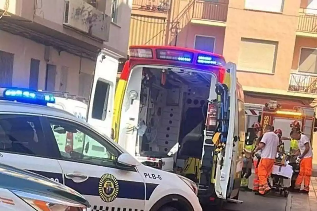 Imatge dels bombers, l'ambulància i la policia local a un carrer de Benicarló