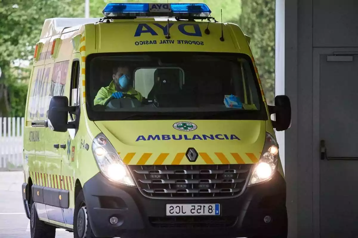 Plànol frontal d'una ambulància de suport vital bàsic a Espanya