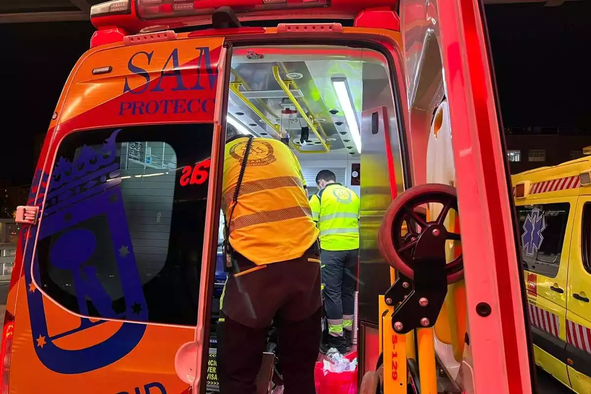 Ambulnyància atenent un ferit a la plaça de Dos de Mayo a Madrid