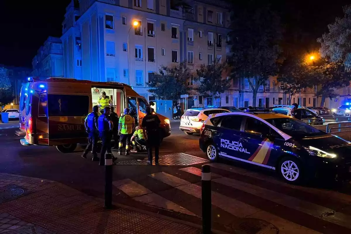 Serveis d'emergències en un carrer fosc de Madrid