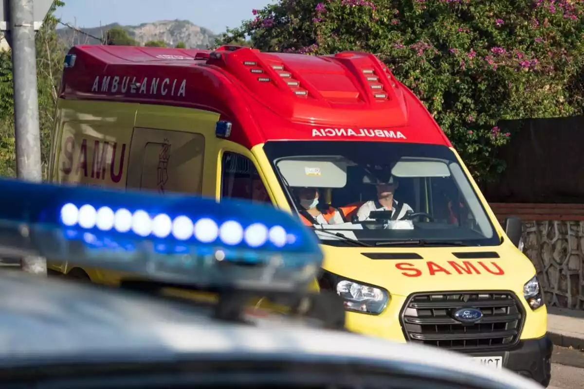 Una ambulància arriba a la casa on una dona retinguda per un policia retirat, el 30 d'agost del 2023, a Alzira, València