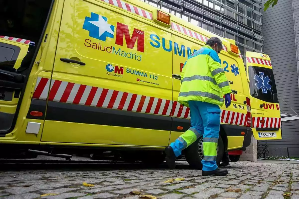 Un sanitari del SUMMA 112 en un dia de servei a 16 de novembre de 2020 a Madrid (Espanya)
