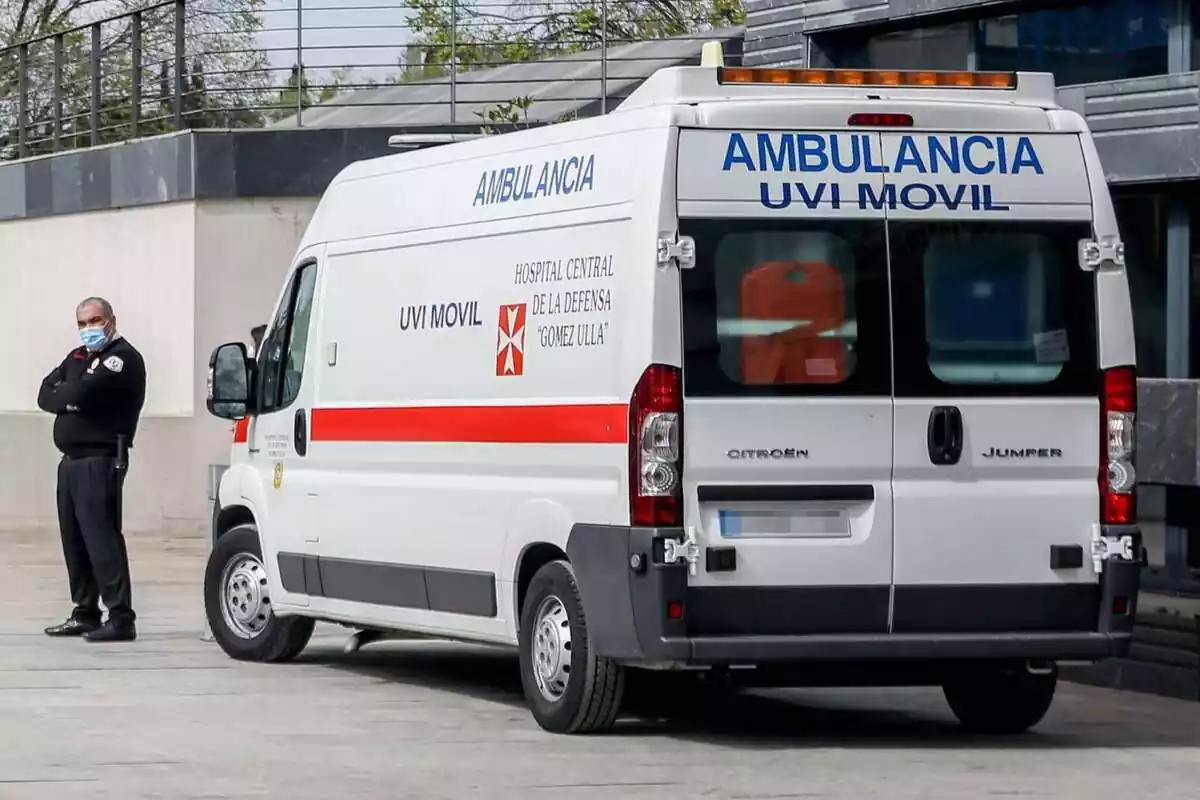 Una ambulància 'UVI Movil' de l'Hospital Central de la Defensa, 'Gómez Ulla'