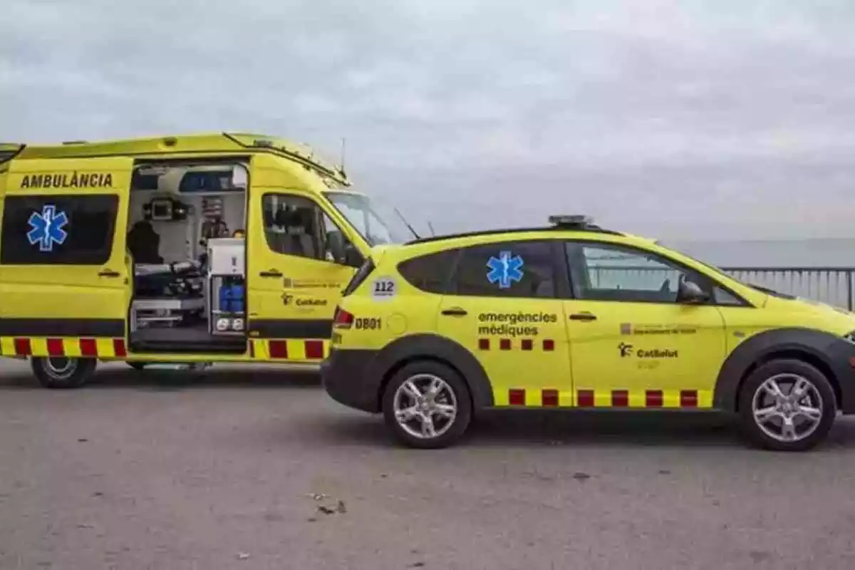 Dos vehicles del SEM davant d'una platja a Catalunya