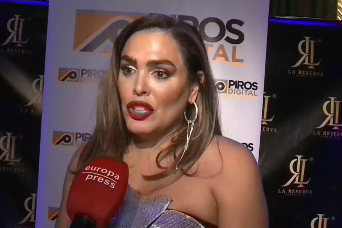 Amor Romeira hablando en un evento con un micrófono de Europa Press.