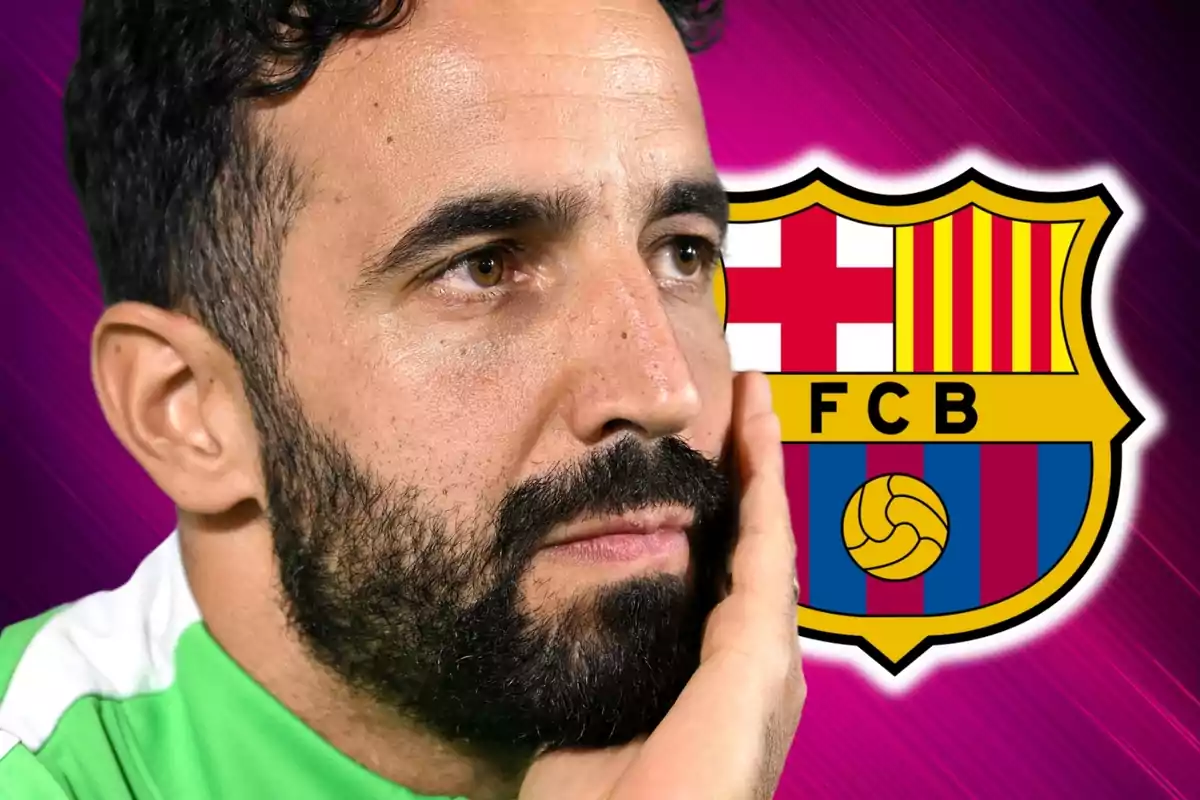 Un home amb barba i samarreta verda apareix pensatiu amb el logotip del FC Barcelona de fons.