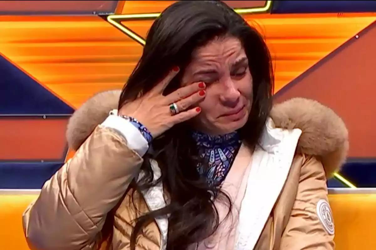 Ana Herminia con abrigo claro llorando y limpiándose las lágrimas en el confesionario de GH DÚO.