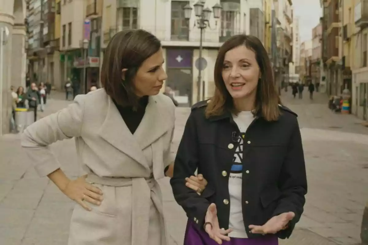 Ana Pastor i Nevenka Fernández conversant mentre caminen per un carrer urbà a L'Objectiu.