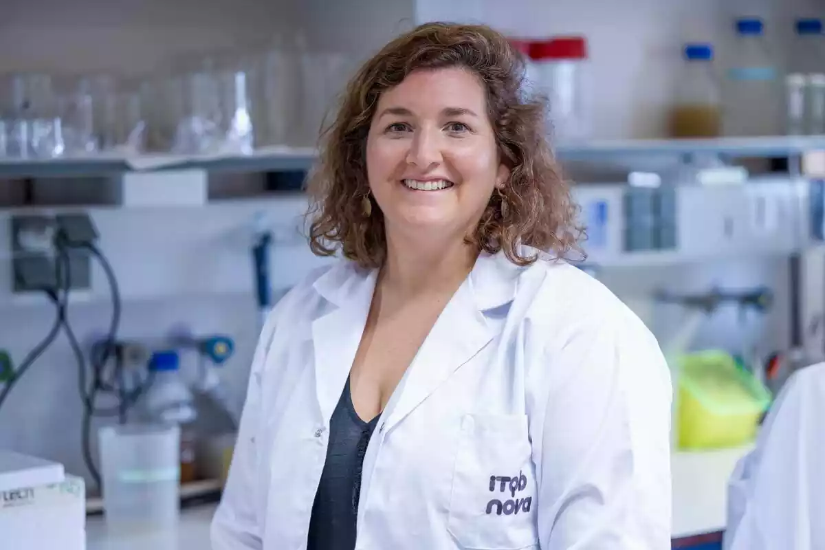 Ana Pina, ina investigadora de l'ITQB Nova, amb rostre somrient a l'interior d'un laboratori