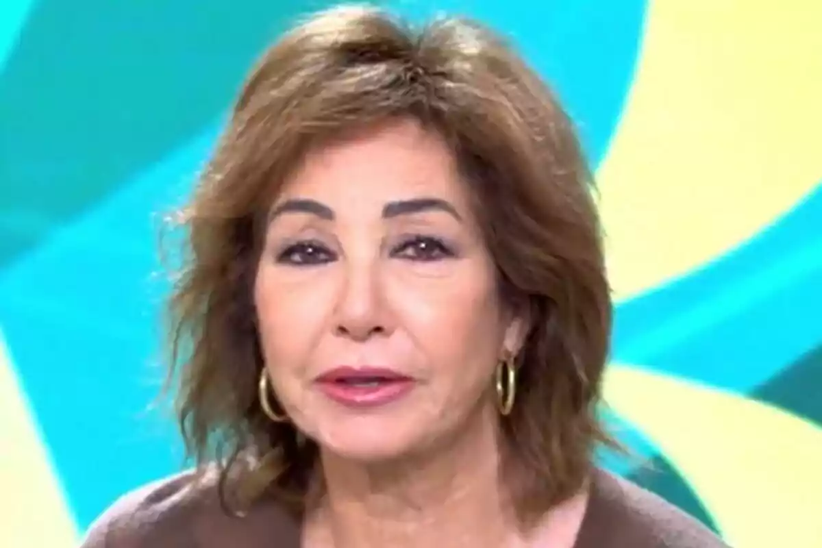 Ana Rosa Quintana con cabello castaño y aretes dorados frente a un fondo colorido en El Programa de Ana Rosa.