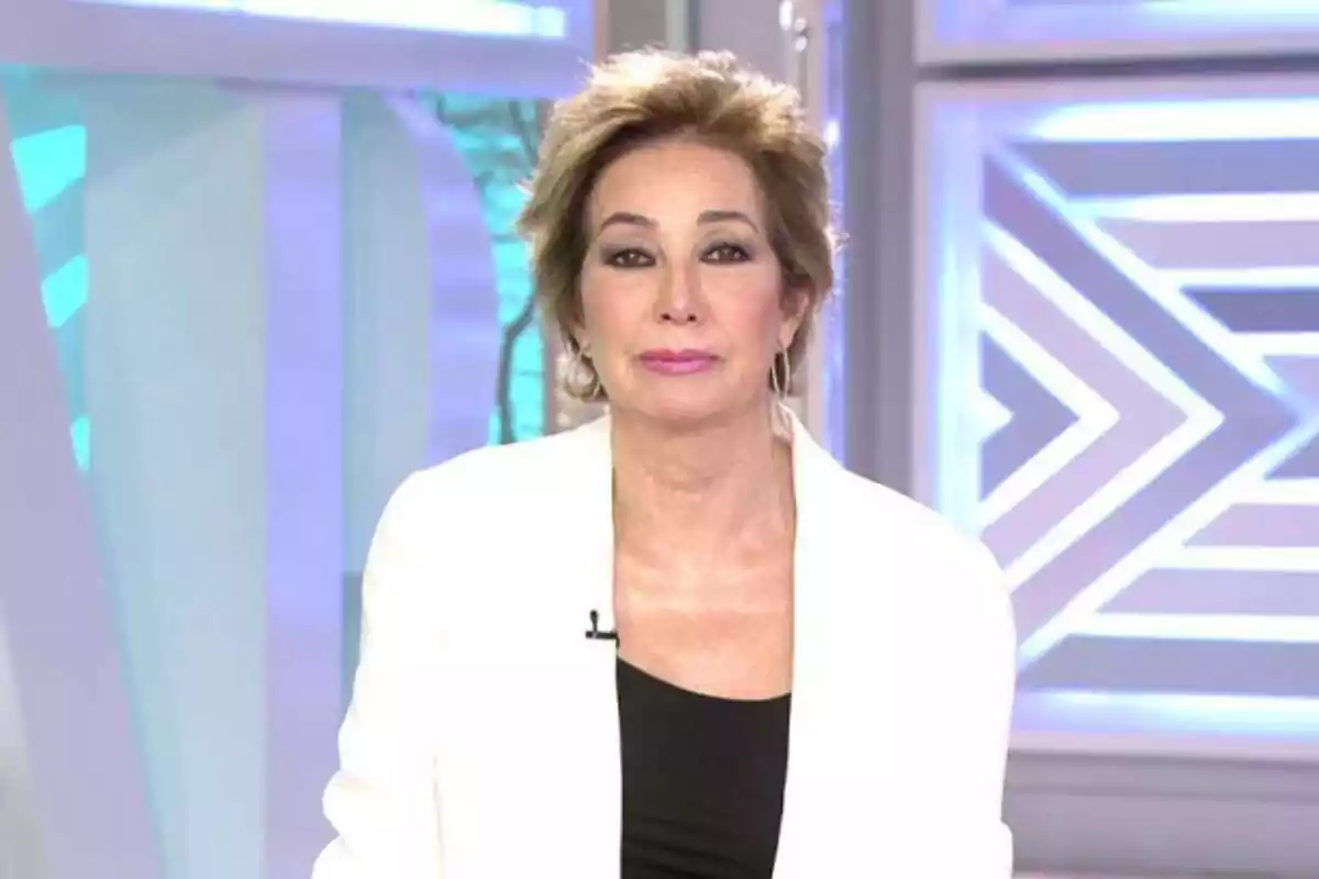 Plano corto de Ana Rosa Quintana con rostro serio presentando ‘El programa de Ana Rosa’