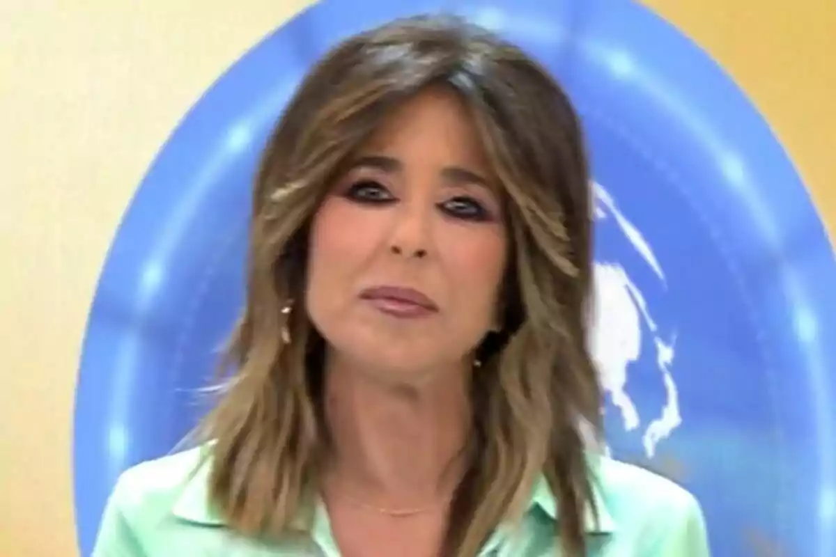 Ana Terradillos con cabello castaño y maquillaje oscuro en un entorno de estudio con un fondo azul en La Mirada Crítica.