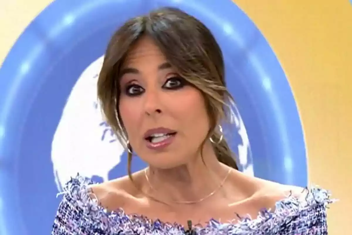 Ana Terradillos con cabello castaño y ojos maquillados en un estudio de televisión con fondo azul en La Mirada Crítica.