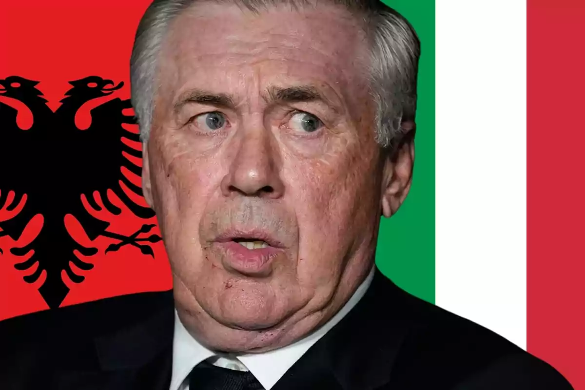 Carlo Ancelotti en primer pla amb les banderes d'Albània i Itàlia al fons