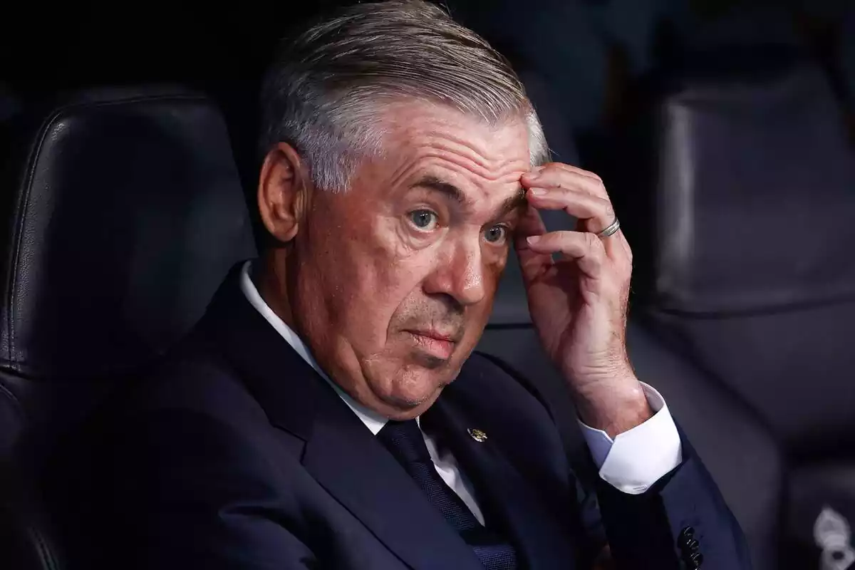 Carlo Ancelotti es grata el front assegut a la banqueta del Santiago Bernabéu