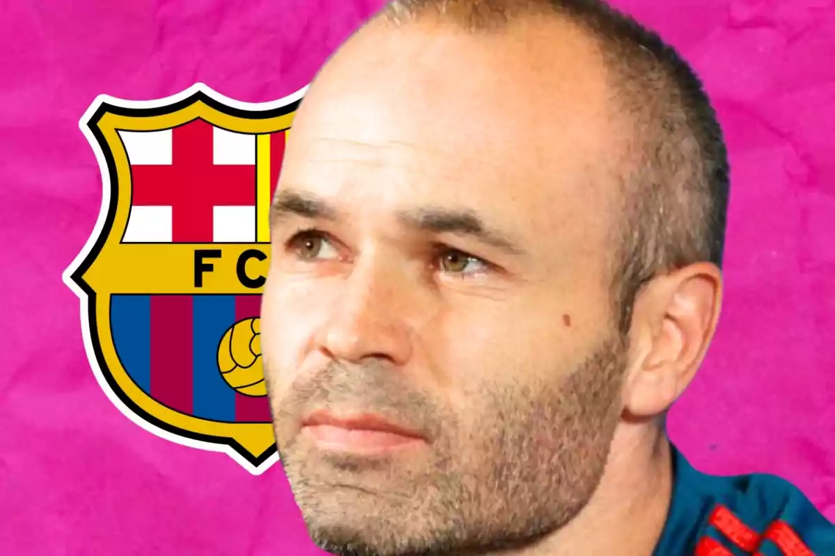 Home amb barba i cabells curts davant l'escut del FC Barcelona sobre un fons rosa.