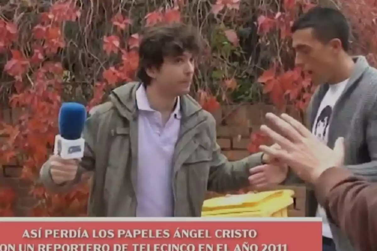 Ángel Cristoo JR amb un micròfon de televisió apartant un reporter mentre una altra persona el assenyala, en unes imatges emeses a Socialité l’any 2011. Ángel Cristoo JR amb un micròfon de televisió apartant un reporter mentre una altra persona el assenyala, en unes imatges emeses a Socialité l’any 2011.