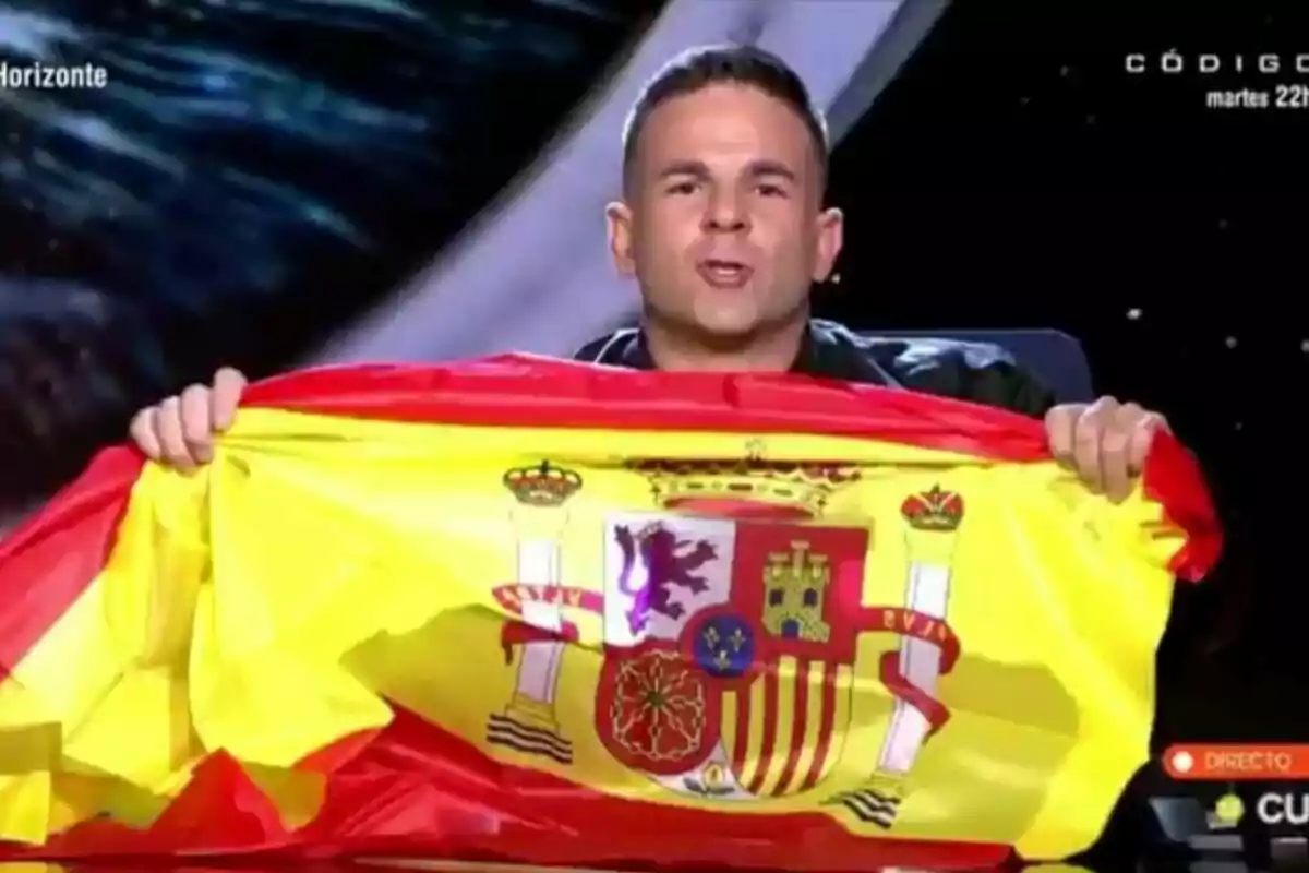 Angel Gaitán sostenint una bandera d'Espanya a Horizonte.