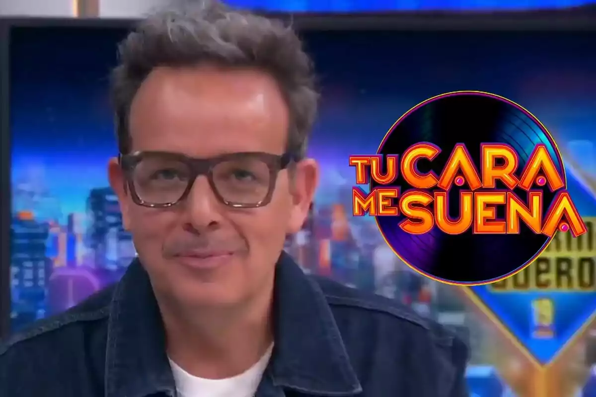 Àngel Llacer con gafas y cabello canoso está frente a un fondo colorido en El Hormiguero, junto al logotipo del programa "Tu Cara Me Suena".