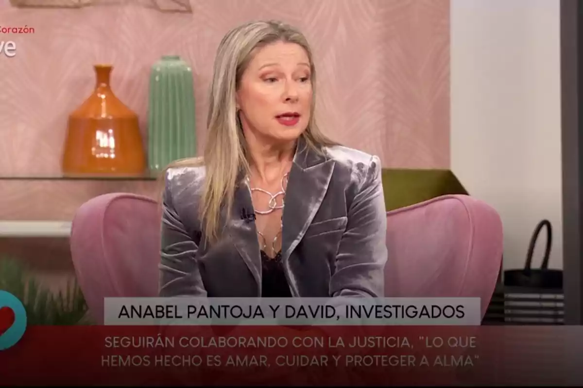 Anne Igartiburu, con cabello rubio y chaqueta gris, en 'D Corazón' hablando de Anabel Pantoja