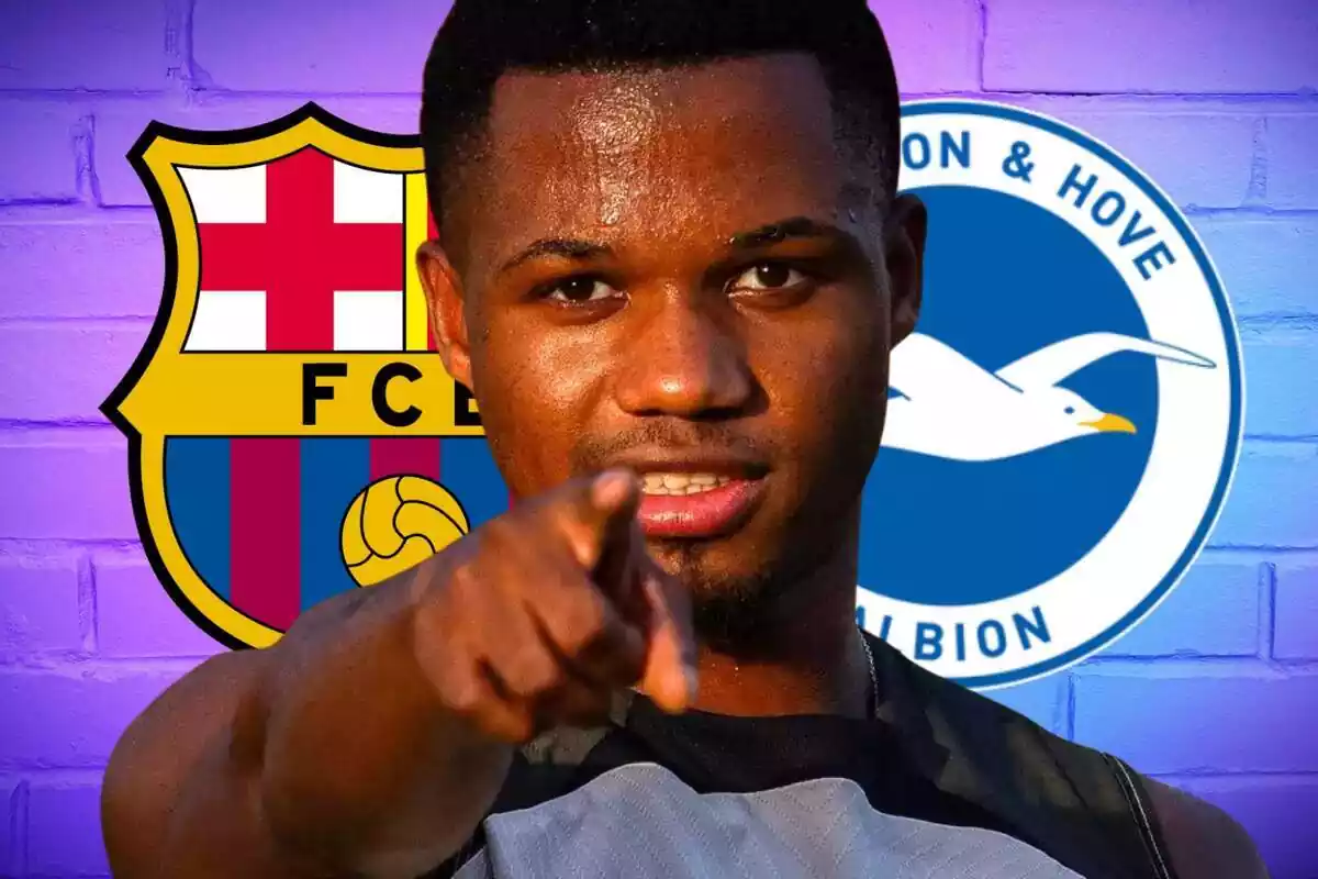 Ansu Fati assenyalant amb el dit amb l'escut del FC Barcelona i del Brighton al fons