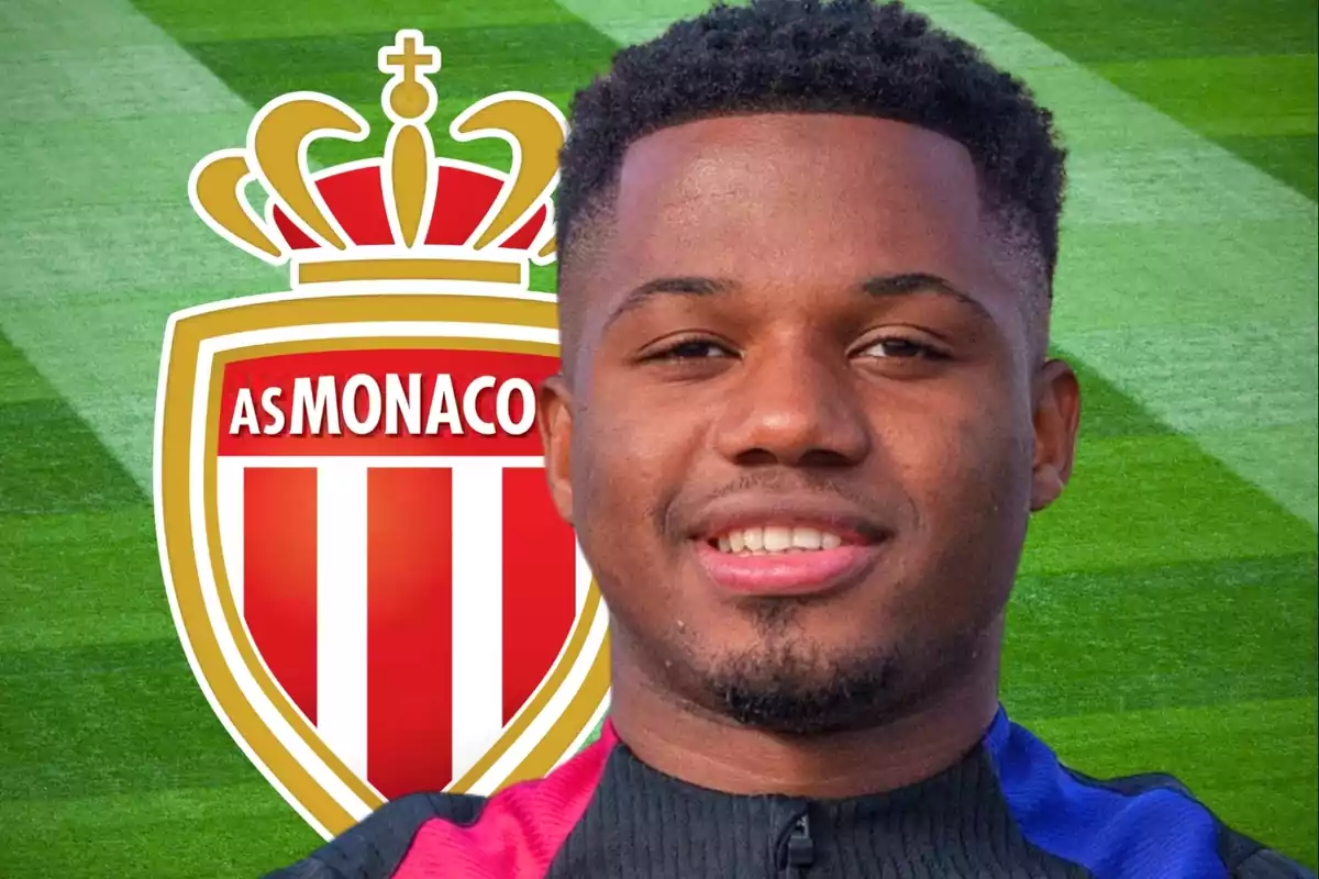 Un futbolista somrient amb l’escut de l’AS Monaco de fons sobre un camp de gespa.