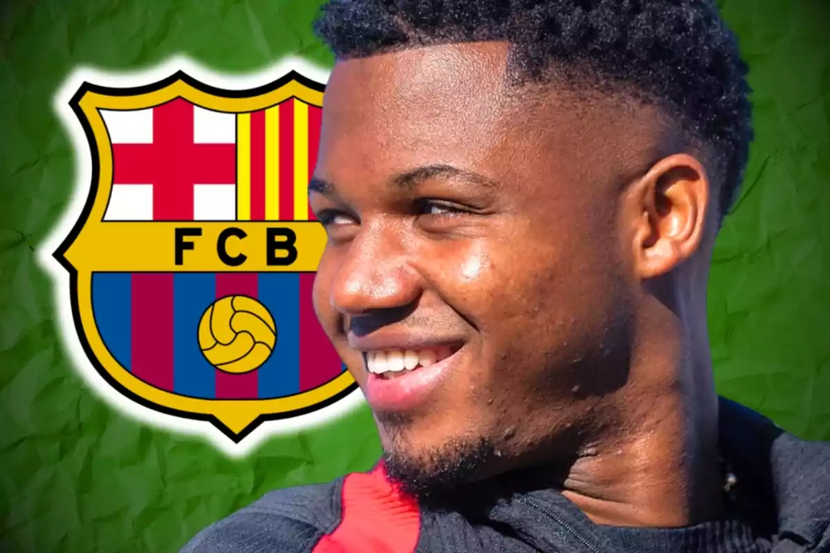 A smiling player with the FC Barcelona crest in the background.