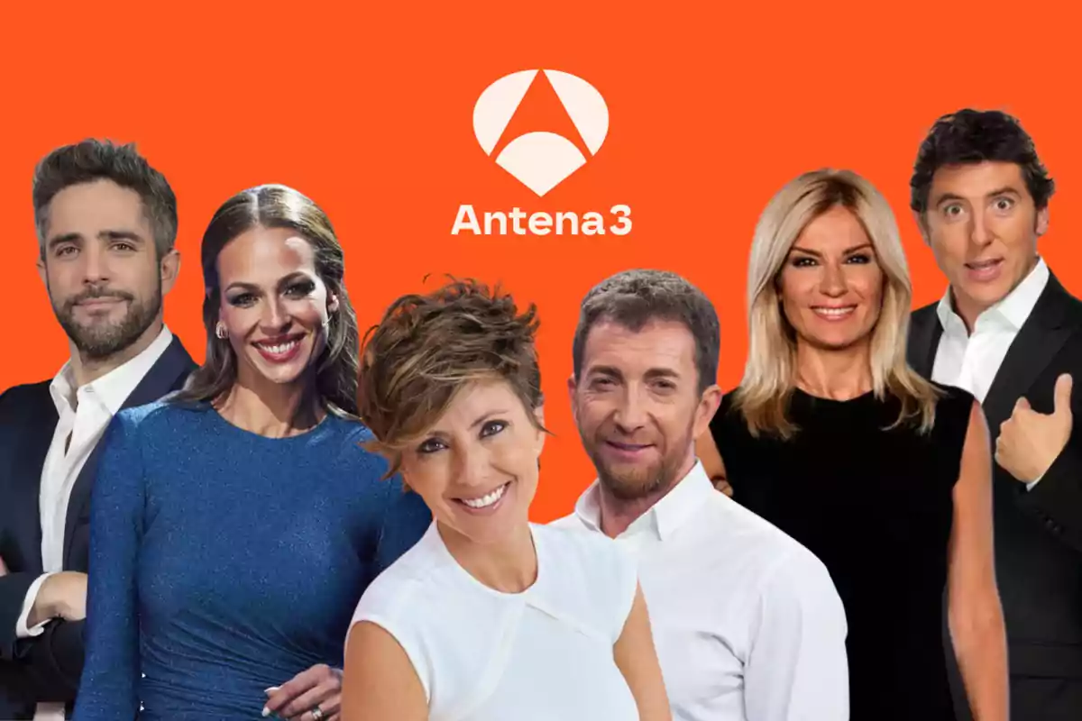 Presentadors posant davant d'un fons taronja amb el logotip d'Antena 3.