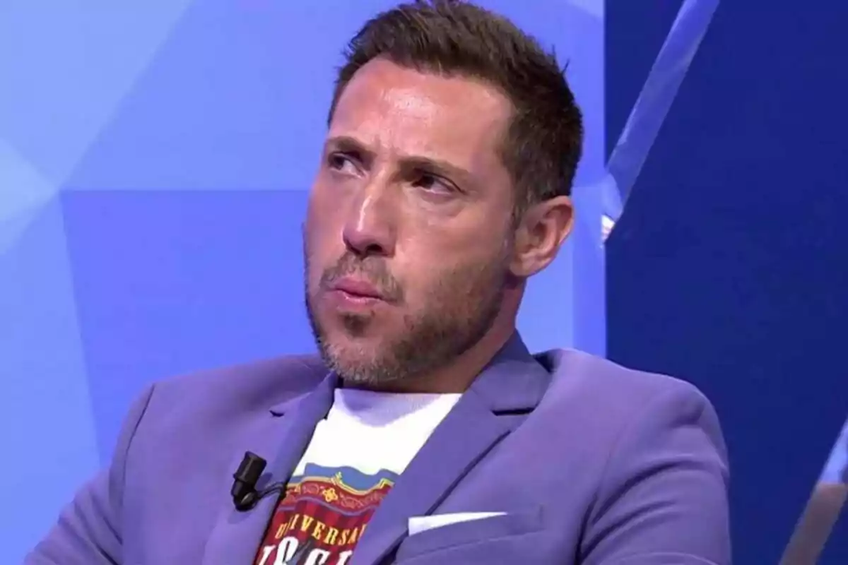 Antonio David Flores amb barba i cabell curt porta una jaqueta blava i una samarreta blanca mentre està assegut en un estudi de televisió a Sálvame. Antonio David Flores amb barba i cabell curt porta una jaqueta blava i una samarreta blanca mentre està assegut en un estudi de televisió a Sálvame.