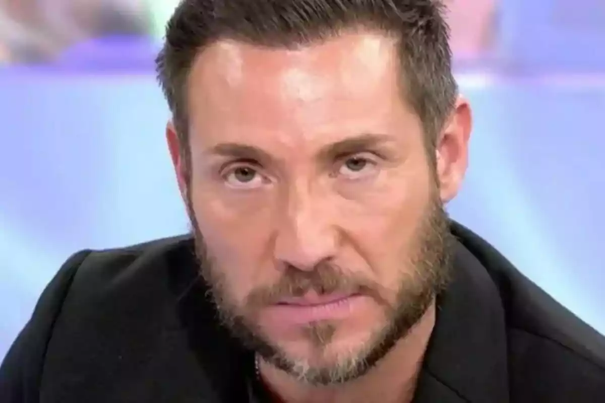 Antonio David Flores amb barba i cabell curt mira fixament a la càmera en un entorn d'estudi a Sálvame.