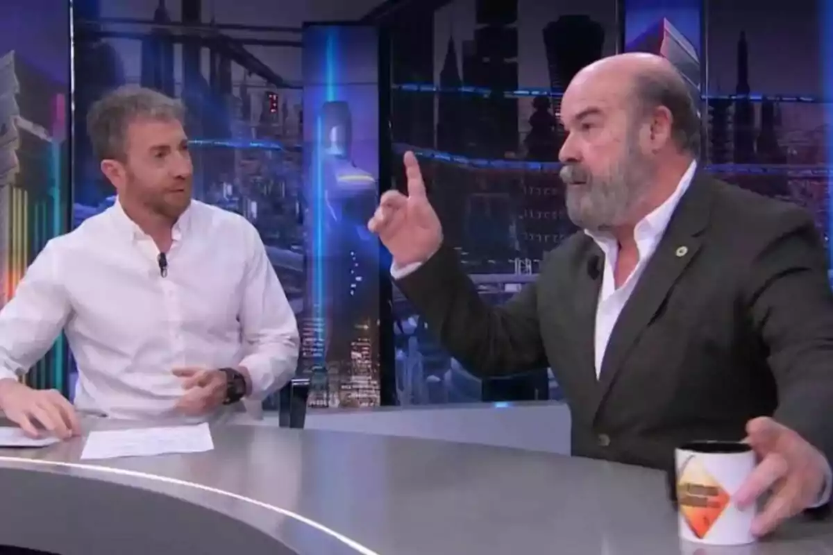 Pablo Motos i Antonio Resines conversen a El Hormiguero; un gesticula mentre sosté una tassa.