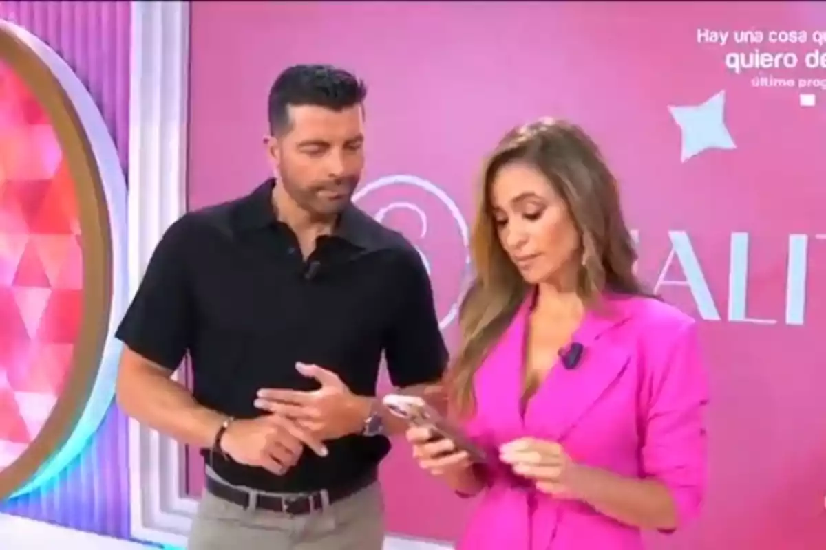 Antonio Santana looks at María Verdoy while she reads a message on her phone on the set of 'Socialité'. Antonio Santana looks at María Verdoy while she reads a message on her phone on the set of 'Socialité'.