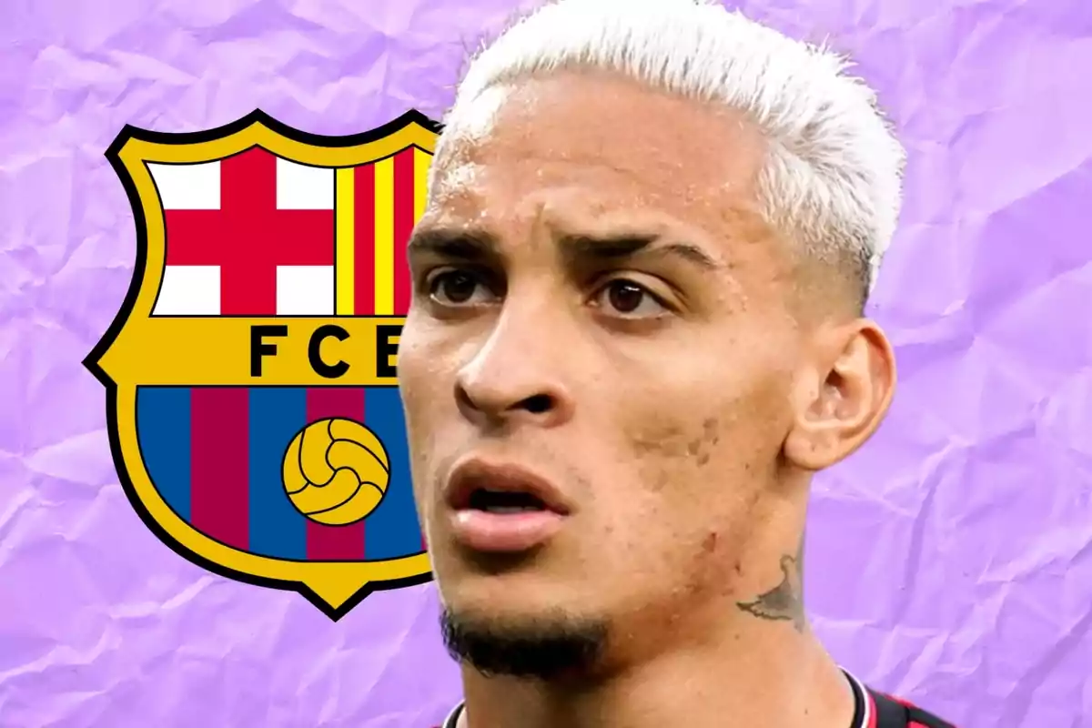 Un jugador de fútbol con cabello rubio frente al escudo del FC Barcelona sobre un fondo morado.