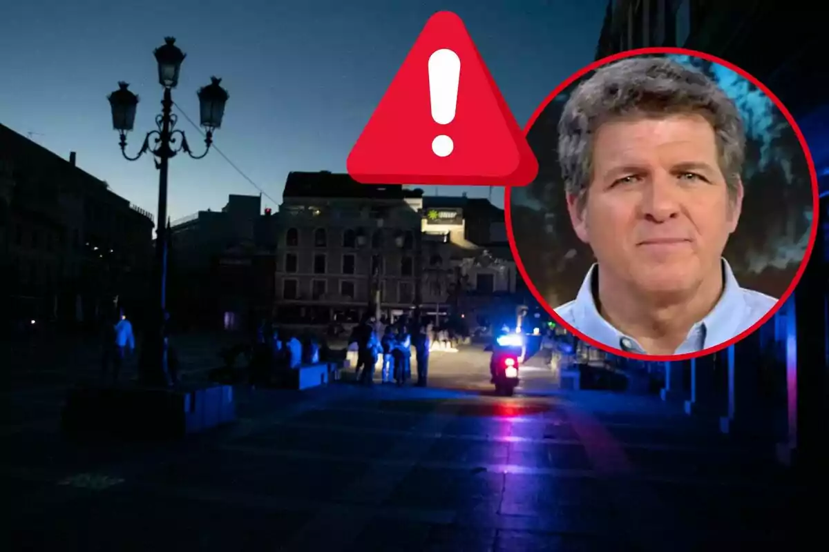 Una plaça fosca amb un fanal encès i un grup de persones, a la cantonada superior dreta hi ha un cercle amb la imatge d'un home i una icona d'advertència. Una plaça fosca amb un fanal encès i un grup de persones, a la cantonada superior dreta hi ha un cercle amb la imatge d'un home i una icona d'advertència.