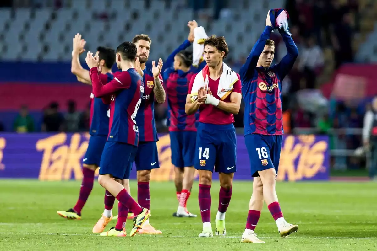 Els futbolistes del FC Barcelona saluden el públic en acabar el partit contra el Rayo Vallecano