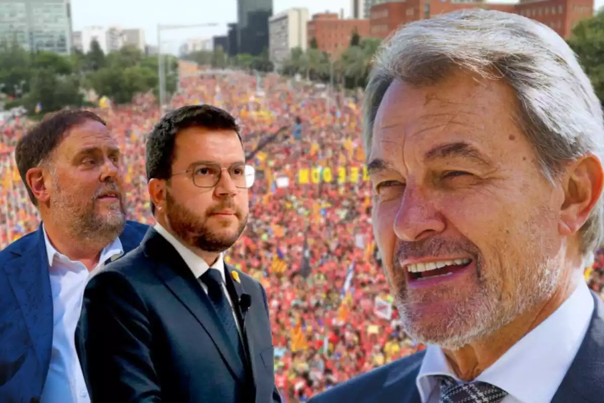 Oriol Junqueras, Pere Aragonès i Artur Mas amb una manifestació catalanista de fons