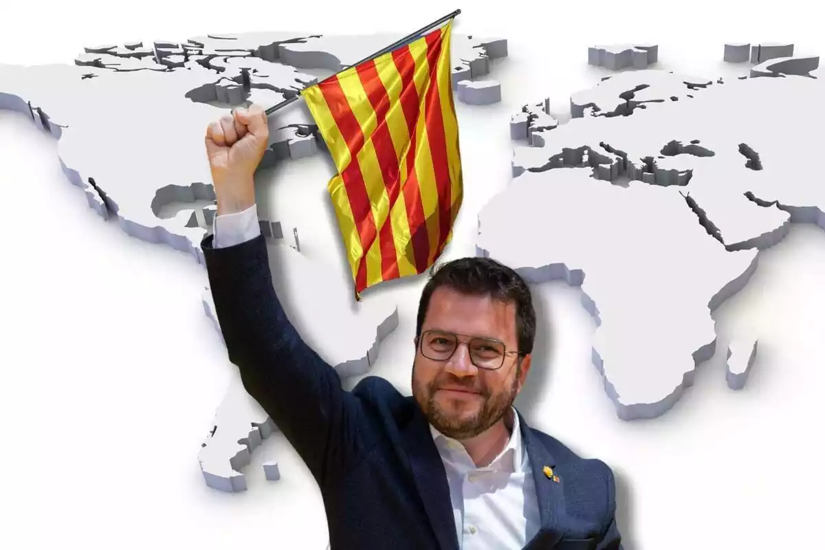 Muntatge fotogràfic amb Pere Aragonès subjectant una bandera catalana amb un mapamundi de fons
