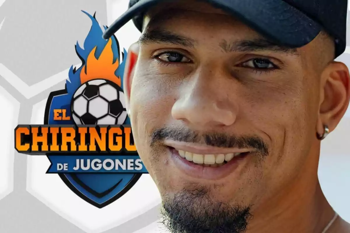 Un hombre con gorra negra sonríe frente a un logo que dice "El Chiringuito de Jugones" con un balón de fútbol y llamas.